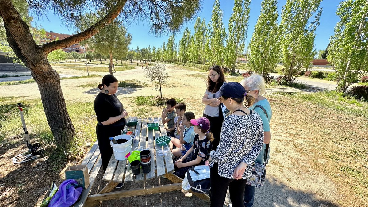 Una mañana muy agradable!! Gracias a las familias por acercarse a sembrar la semilla del Huerto Montecarmelo en los peques 😍💚🌍🌱🌷🌻🍅🥒🍈🌿
<a href="/AVMontecarmelo/">Asociación Vecinal Montecarmelo</a> 
<a href="/REHD_Mad/">Red Huertos Urbanos</a>