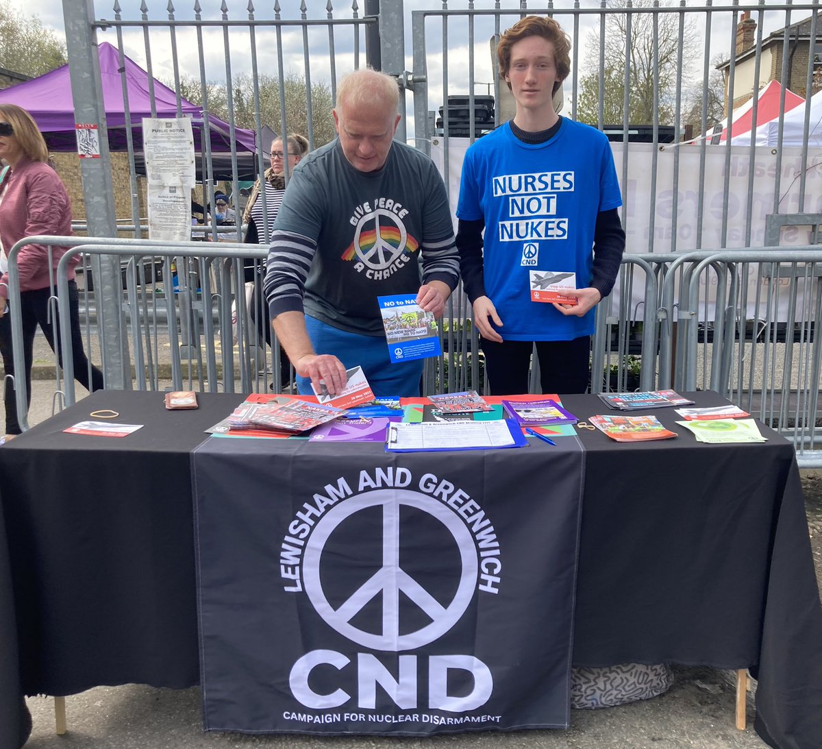 PeoplesSELondon's tweet photo. @CNDuk campaigners set up
at the #Blackheath farmers’ market. Visitors were particularly interested in the #NursesNotNukes flyers in light of the NHS strikes, and the #ClimateNotTrident literature with the @ExtinctionR demo starting this Friday.
#WagesNotWeapons https://t.co/QdrxuWeoaH
