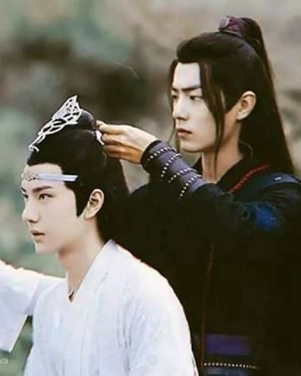 Gzhzhshjaja Wei Ying lan Zhan'nın saçını yapıyor