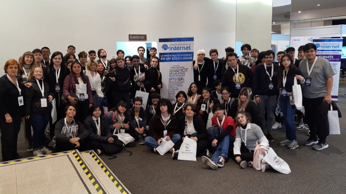XxiPolis's tweet photo. El viernes participamos de la conferencia #IoTDay2023 organizada por Cámara Argentina de IoT 🚀

Formaron parte de esta jornada el Director de On Star y General Motors, presentando las mega tendencias globales de la industria automotriz en materia de conectividad y tecnología🚗 https://t.co/GrAUmH1vvb