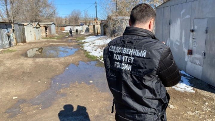 В Оренбурге бездомные собаки загрызли ребёнка

Максим с другом ходил по соседям и собирал сладости в честь Пасхи. Занеся сладости домой, ребенок отпросился погулять. Вместе с другом они гуляли около улицы Кольцевая. Там они заметили стаю собак и попытались убежать. Максиму не