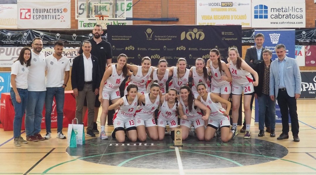 EsportGironi's tweet photo. BÀSQUET-El @BGironaBase U18 femení, CAMPIÓ de Catalunya.
Les gironines han superat el @FemSantAdria per 64-40.
Les de @danivips92 han trencat el partit al segon quart amb un parcial de 22-6 (37-16)
@claudiaacin màxima anotadora amb 20 punts.
📸 @cbsalt
#JuniorBQ #BàsquetCatalà https://t.co/0oPlPaj4vw