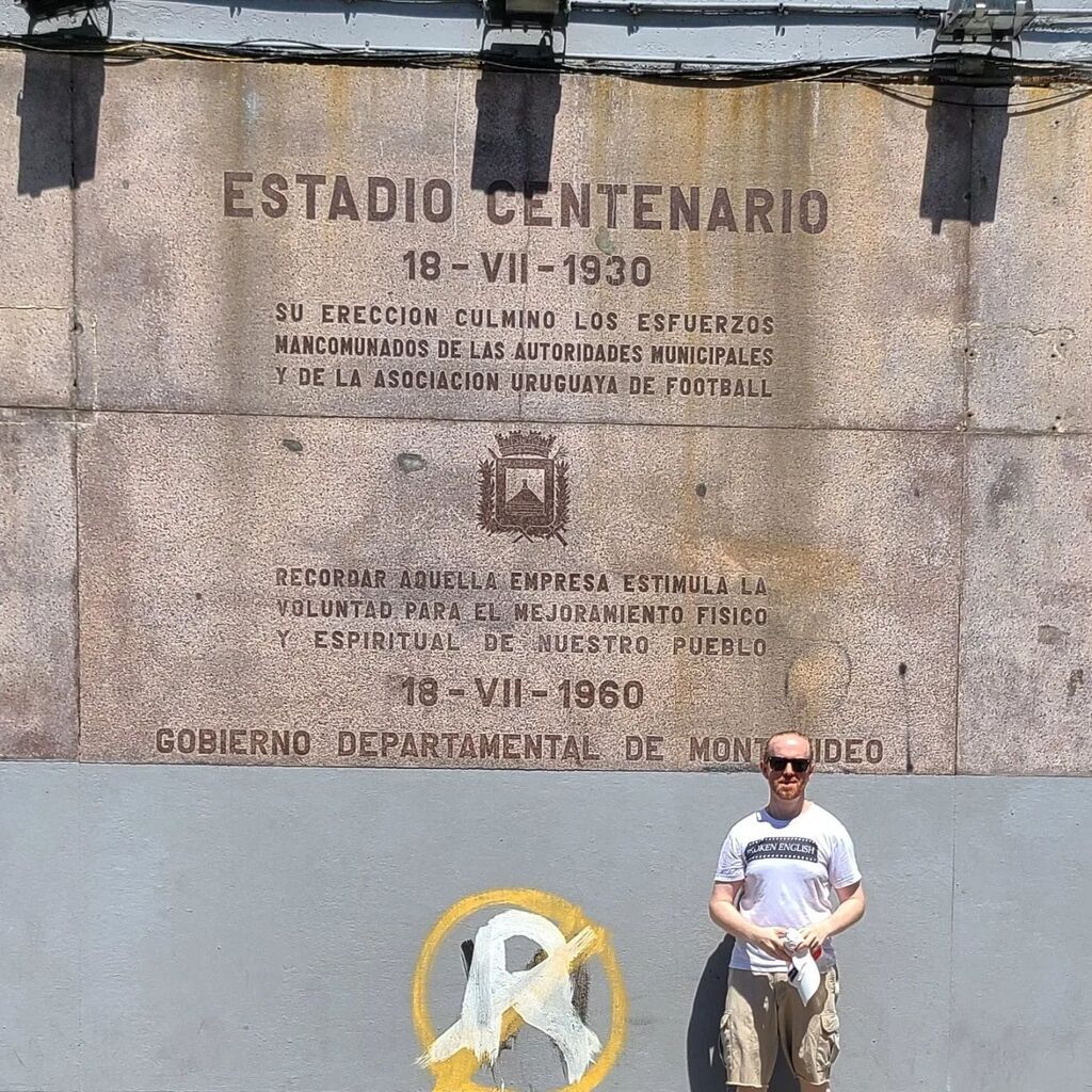 Brokenebooks's tweet image. Some strange guy standing outside of some big stadium famous for some thing. #startwriting #writingprompts #brokenebooks