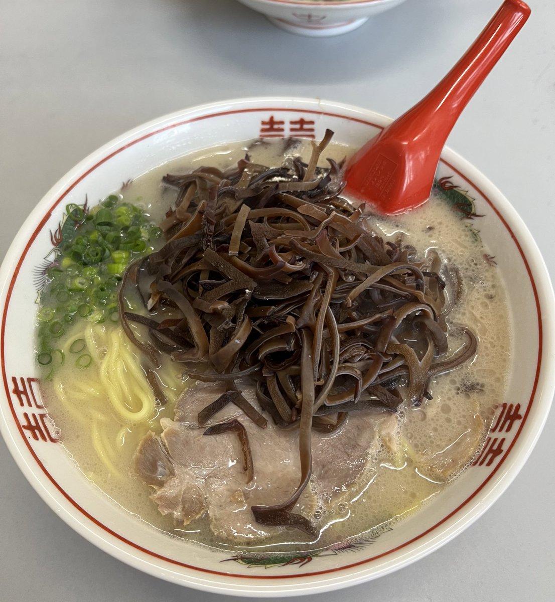 Hibiscus_fx's tweet photo. 九州ラーメン友里@木更津

博多ラーメンじゃなく九州ラーメン
スープは美味しい😆
麺も美味しいけど九州？みたいな感じでした
茹でもやし入りの九州ラーメンは初体験だったので少し違和感が🤔
次に訪問するときは長崎ちゃんぽんを食べてみます😃 https://t.co/Z09pB8Os25