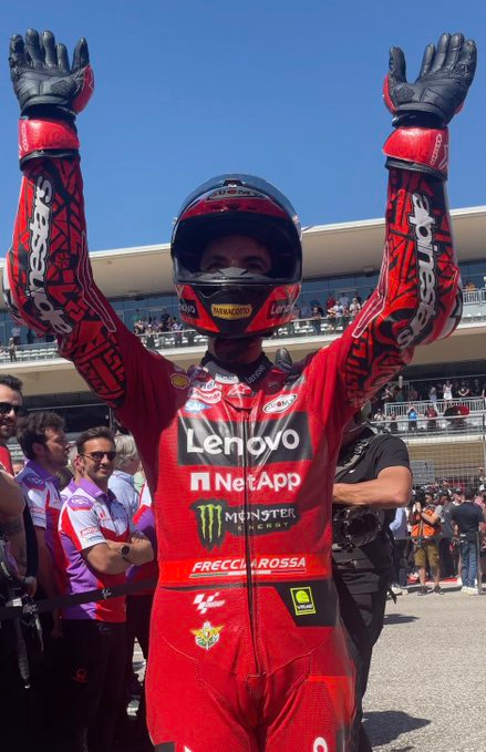 Hands up and cheers from your Sprint Race winner!!!