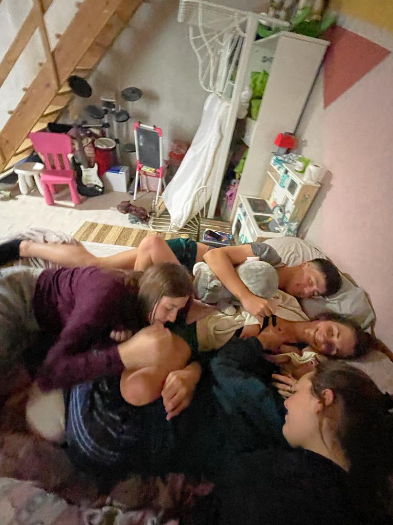 aialecs's tweet photo. sabes que ha sido buena noche cuando os despertáis así https://t.co/y7IW7WFhOi