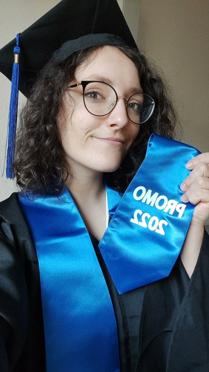 cosmesven's tweet photo. Je suis officiellement diplômée ✨ https://t.co/yHEASZtWYM