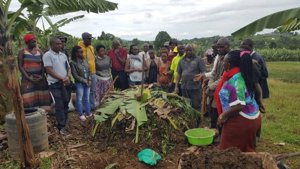 geniuscommsage's tweet image. ISDAP staff trained in the field on manure management through a "learning by doing" approach to effectively teach over 5,000 farmers in 200 villages, as manure management is important for safeguarding the quality &amp;amp; soil nutrients of cow &amp;amp; goat manure.  #ManureManagement @nfp_sdg2