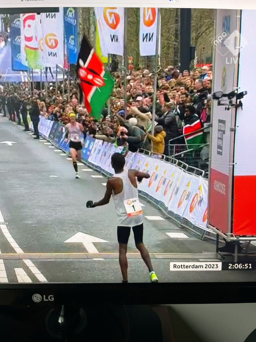 Bashir Abdi wint dominant de Marathon van Rotterdam, eventjes alles eruit kotsen na de finish en dan snel terug gaan supporteren voor landgenoot Naert. Wat een kerel. 🏃🥹 #nnmarathonrotterdam #demooiste 🇧🇪