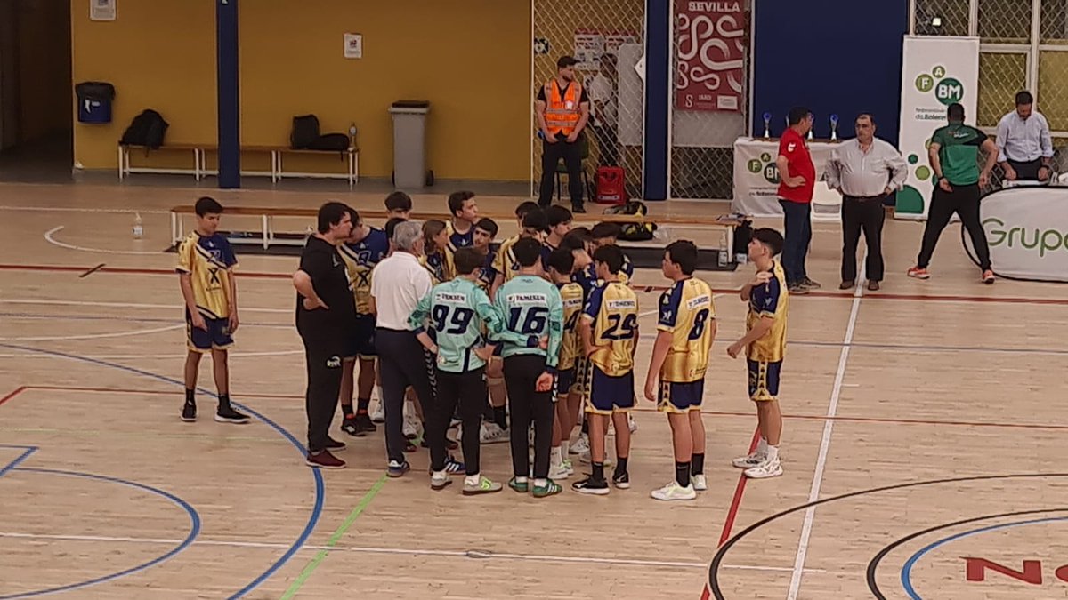 AngelXimenezBM's tweet photo. 🔚 Nuestros cadetes se despiden del #CADEBA2023 🤾‍♂️

❌ Derrota 🆚 @bmbahiadalmeria (25-34) a quienes felicitamos junto a @bm_prointegrada por el pase a la F8. 

Orgullosos de nuestros jugadores y de toda la #familiaAX que los habéis acompañado 💛

#VamosMiGenil #VamosAX #BasesAX https://t.co/SLF1PQHDOk