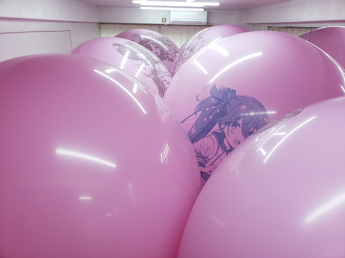 見た人もなにか無言で風船をあげる