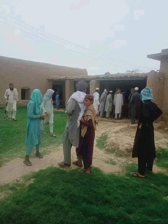 کرپشن کی جگالی کرنے والے بدبودار جانوروں کے نام ۔۔۔ یہ ہے وفاقی وزیر مذہبی امور مفتی عبدالشکور مرحوم کا گھر، مسجد اور ڈیرہ جہاں ٹینٹ لگے ہوئے ہیں، اب اس کا موازنہ اس صادق اور امین کے گھروں سے کرو جس کے پاس پچھلے پچیس تیس برس سے کوئی روزگار نہیں ہے۔