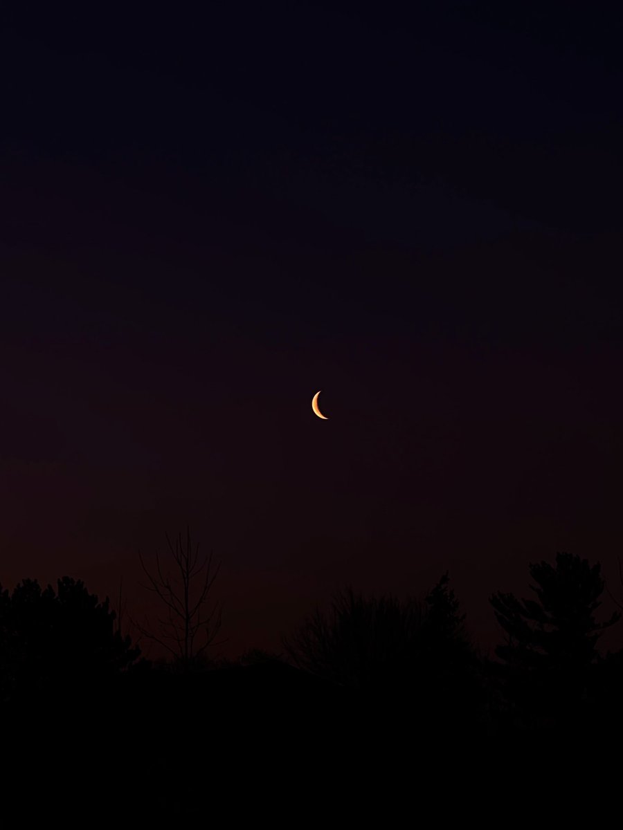 bxdbxtchtoto's tweet photo. post fajr moon https://t.co/CchxiUTPO6