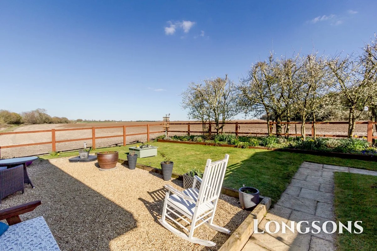 What an impressive view from the rear garden at one of newest listings! No doubt, you can enjoy absolute privacy as you relax in the garden at Beech House 😍

🏡 Priory Drove, Great Cressingham

#countrysideviews #countryhomes #norfolkcountryside