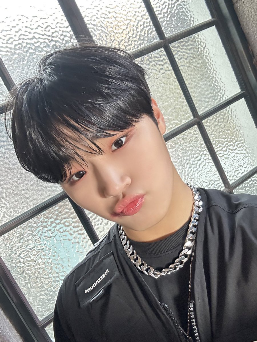 [#은섭]
은섭입니당~! 몬스터 때 찍은 사진 중에서 보여 드리고 싶은 사진이 너무 많아서 오늘 또 찾아 왔습니당 멋지게 옷 입어 봤는데 어떤가욤 멋진가요?? 
헤헤 오늘도 행복한 하루 보내세용!!

#루네이트 #LUN8
#행복한하루보내세요😍😍