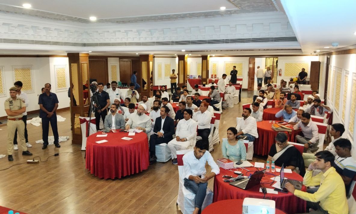 jameelwecan's tweet photo. जयपुर में बैरिस्टर @asadowaisi साहब ने दानिशवरों के साथ राजस्थान के मुसलमानों की सामाजिक, शैक्षणिक, राजनीतिक और आर्थिक हालात पर एक कार्यक्रम Muslims in  Rajasthan में शिरकत की और रिपोर्ट लॉन्च की | https://t.co/UDBshXkY62