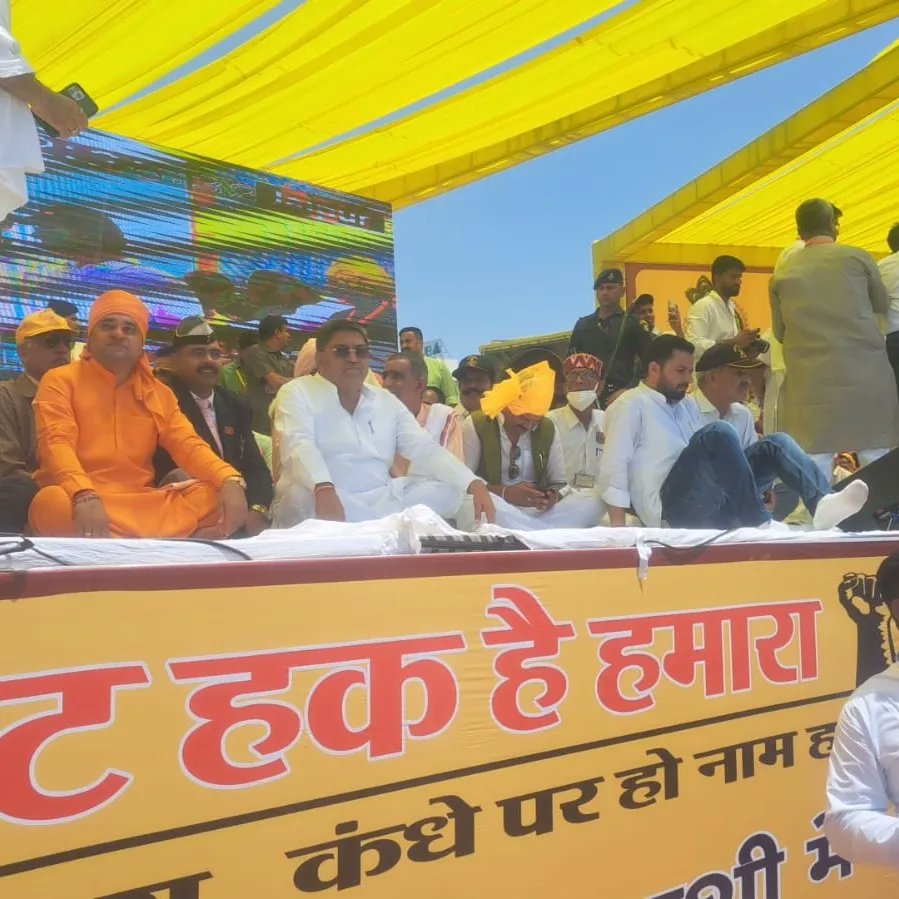 RajendraSYadav_'s tweet photo. "अहीर रेजिमेंट" हक़ है हमारा...

आज #जयपुर में अहीर जनजागृति सम्मेलन में सम्मिलित होने का सौभाग्य प्राप्त हुआ, इस अवसर पर मौजूद लोगों को संबोध���त करते हुए "अहीर रेजिमेंट" बनाने की मांग की बुलन्द आवाज़ प्रबल की।

"अहीर रेजिमेंट" का गठन हमारे देश के लिए वीरगति को प्राप्त हुए https://t.co/XM99Qf7MAV