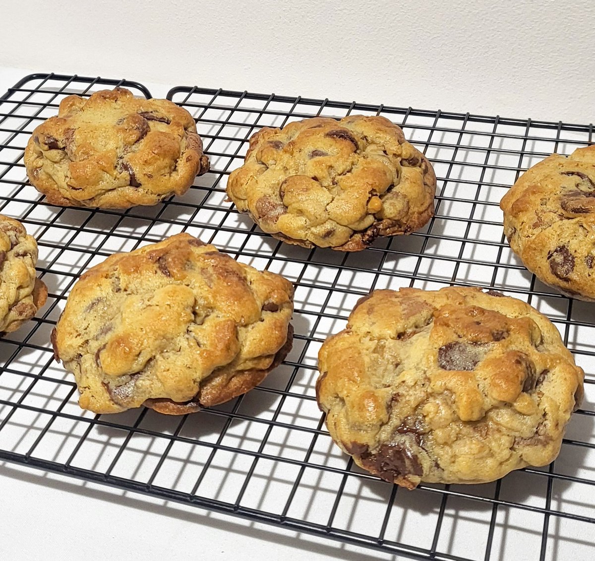 miyamiya_mnl's tweet photo. Chocolate Chip Walnut Cookies -- Soft, gooey and chewy... all in one bite. π€π»πͺ
Made with premium Belgian chocolates, walnuts and sea salt flakes on top. β¨οΈ
Have you tried them yet? π
Link in bio. DM us to order. π²
#MiyaMiya #AlwaysSweeterTogether https://t.co/WSDKDVcBXN