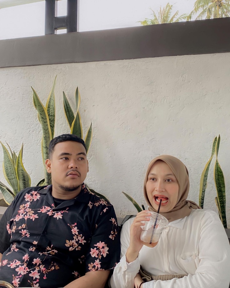 Drop your favorite photo you have with your partner
..