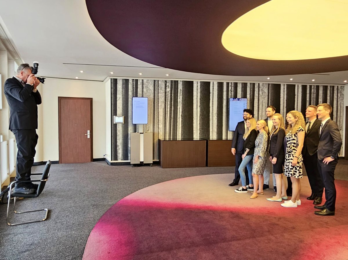 YoungDgk's tweet photo. Unser neues Sprechertrio 2023-25
@Kardiophil Sprecher
@Hannah_Billig_ Stellvertreterin
@jochen_dutzmann Past-Sprecher
Der Nukleus mit @laura_rottner @MauraZylla @DjawidHashemi #IsabelKörber @sebFeickert und #MichelleKrämer @Sektion1_DGK https://t.co/VOQ4Jh4OSf