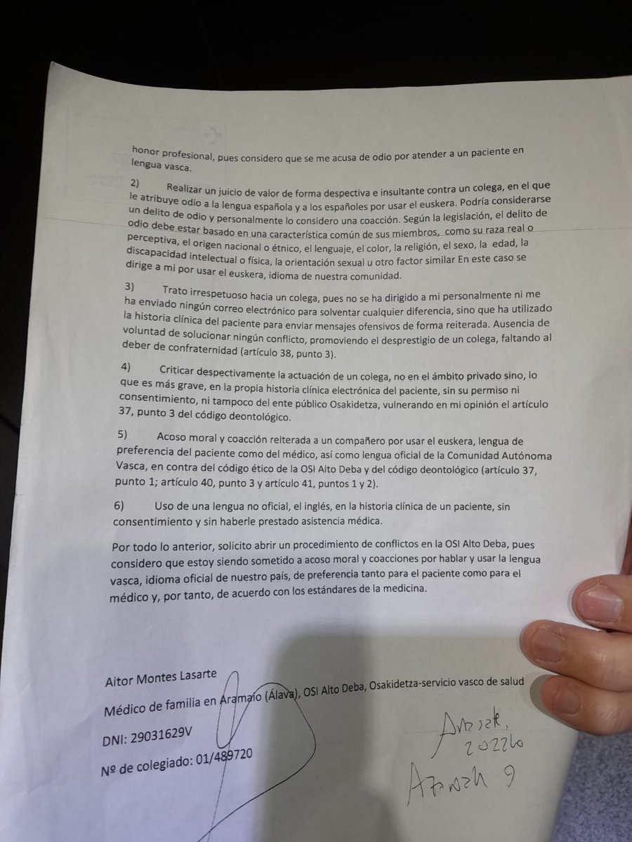 ANCEuskalHerria's tweet photo. L'assetjament que està rebent un metge d' Osakidetza per conduir la seua activitat en euskara és inacceptable.

La #Euskarafobia (i la #catalanofobia) creixen descaradament. Cal denunciar els atacs a les nostres llengües i fer xarxa.

Solidaritat @LasarteAitor
Eutsi! https://t.co/0q17ngF7pK