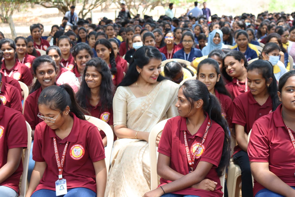 Bhavyanmurthy's tweet image. Had a great time yesterday in Loyola Degree College engaging with these young curious minds about Dr Babasaheb Ambedkar, his life, his message and his ideology along with the importance of Constitution of India ... 1/4
