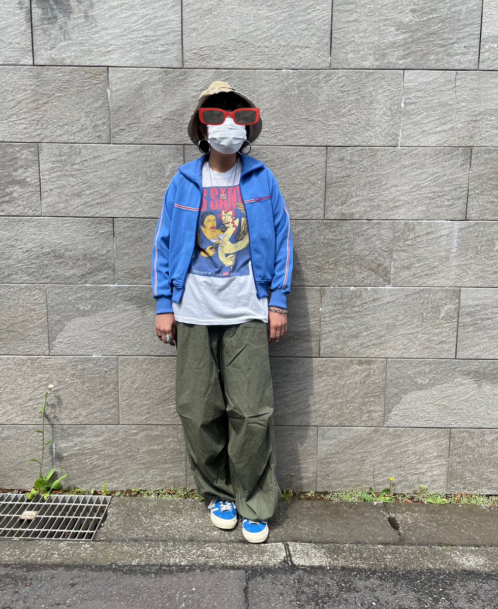 yumi220218's tweet image. 「武蔵野うどんが食べたい！」って言うから「庄司」に行って来た。　

10時半のオープンに行列が出来る。　

噂通りもちもちで美味しかった。　

うどんは良いね！　

その足で川越へ🎶

＃コンバース　25年前のいにしえジャージ
＃toogood ハット
＃Tシャツ古着　
＃軍パン
＃いにしえコーデ