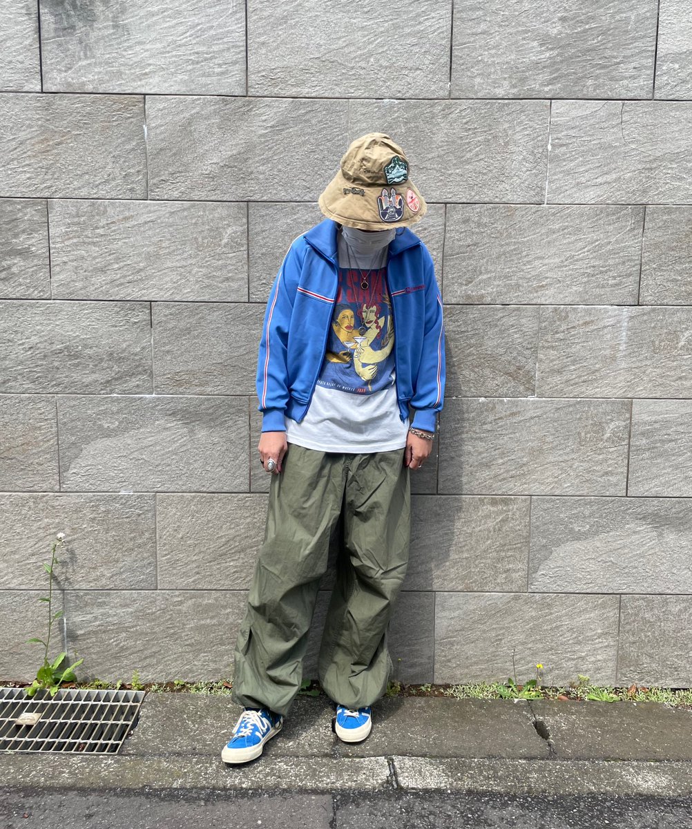 yumi220218's tweet image. 「武蔵野うどんが食べたい！」って言うから「庄司」に行って来た。　

10時半のオープンに行列が出来る。　

噂通りもちもちで美味しかった。　

うどんは良いね！　

その足で川越へ🎶

＃コンバース　25年前のいにしえジャージ
＃toogood ハット
＃Tシャツ古着　
＃軍パン
＃いにしえコーデ