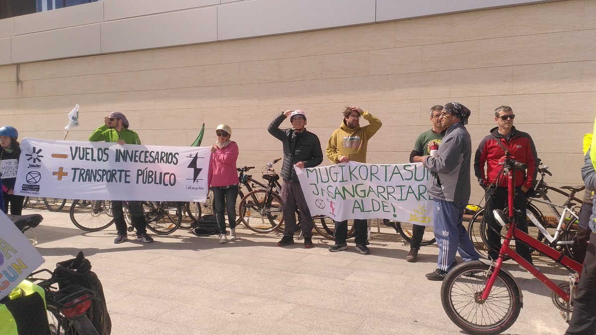 gutisara3's tweet photo. Menos vuelos innecesarios y más transporte público. Aldaketa klimatikoa hemen dago!Bizikleta martxa aireportura. Alferrikako hegaldi -.Garraio publiko +.@EnergiaGara @KarkarcarK https://t.co/ovp2ffrgXP