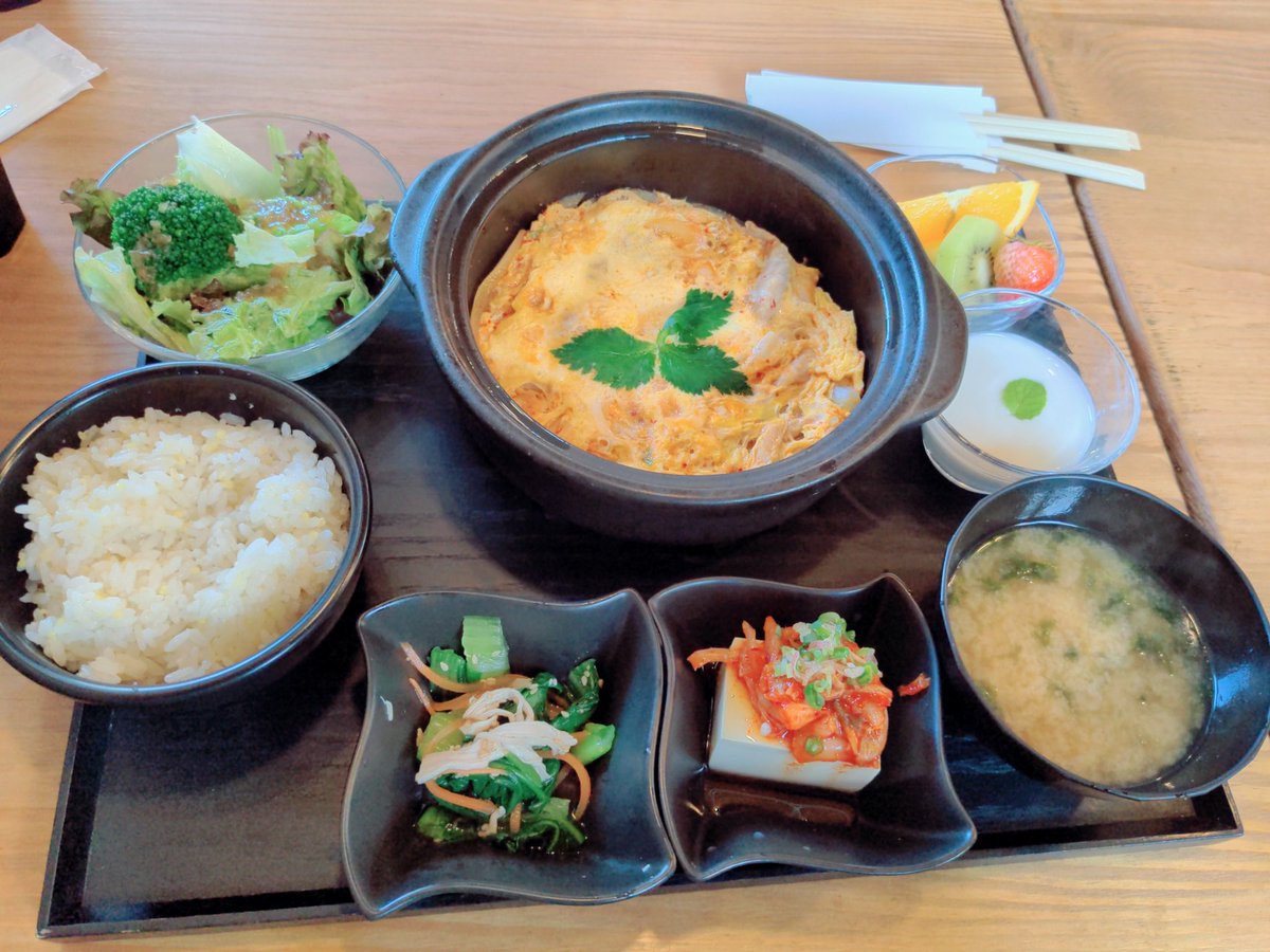 keiino0406's tweet photo. 今日のランチはウォリアーズレスト@warriors_restへ
両親と一緒に行って気に入って母親が夜ご飯でキムチ冷奴を早速真似してました😆

#ウォリアーズレスト https://t.co/04WD5gER7V