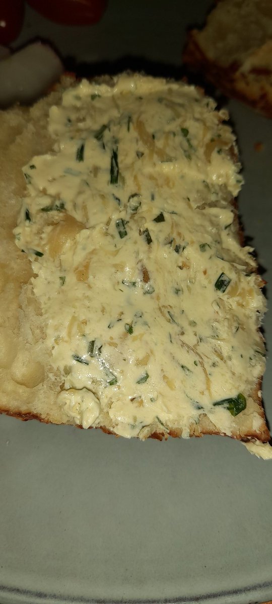 THerzlieb's tweet photo. Den geschmorten Knoblauch von gestern geschält und mit Schnittlauch, anderen Kräutern, Meersalz und veganer Butter zu Knoblauchbutter verarbeitet. 😍🤤

#vegan
#timkocht https://t.co/lZrDf1GAJ1