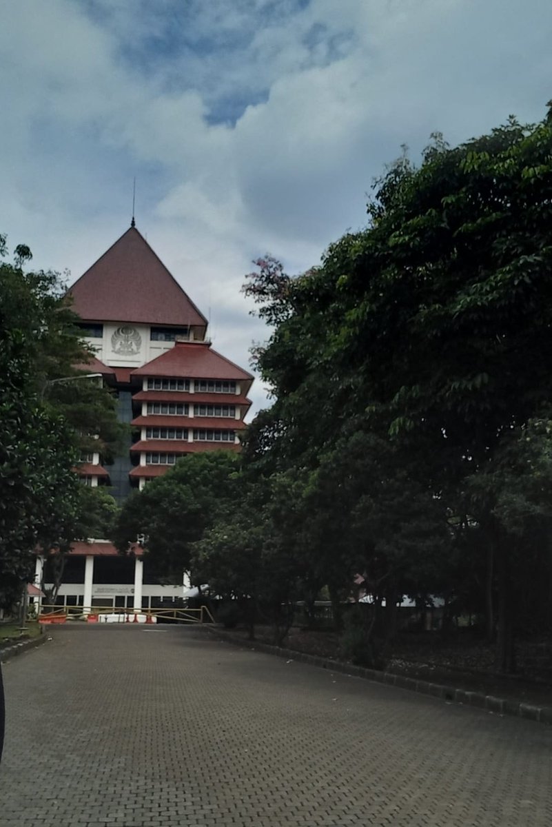 mmaarrkleee's tweet photo. Hari ini abis sholat dhuha sama dzuhur di masjid ui (soon jadi maba ui beneran), terus keliling ui liat2 fakultas yang ternyata ui seluas itu.  terus mampir ke mall buat jalan2 sekalian ngadem ehehe https://t.co/JKte3du0Gp
