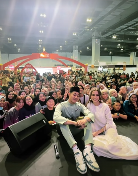 bbgirl_leo's tweet photo. YA ALLAH, KAPAN YA SAYA BISA IKUT M&G with "MEERNA" KEK ORANG-ORANG.
.
.
#meerqeen #annajobling #poorfans https://t.co/QPL4zisVFZ