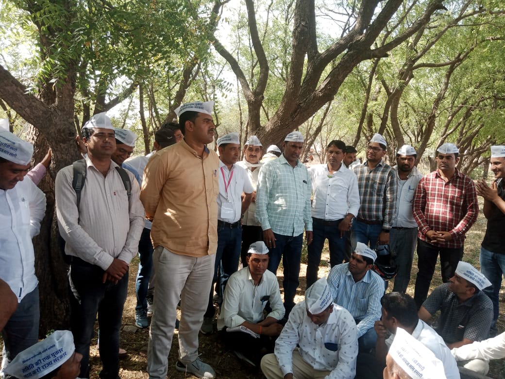 आज16/4/23का शिक्षक पदोन्नति संघर्ष समिति का महेश जोशी जी,डोटासरा जी ,मोहन सिहाग जी से पदोन्नति के मामले में बहुत ही सकारात्मक वार्ता हुई।
सीएम साहब द्वारा भी मंच पर टोपी वालों की पैरवी करने की बात कही गई।
<a href="/ashokgehlot51/">Ashok Gehlot</a> 
<a href="/GovindDotasra/">Govind Singh Dotasra</a> 
<a href="/DrBDKallaINC/">Dr. Bulaki Das Kalla</a> 
<a href="/MohanSihag24/">Mohan sihag</a> 
AMEND RSR 21
