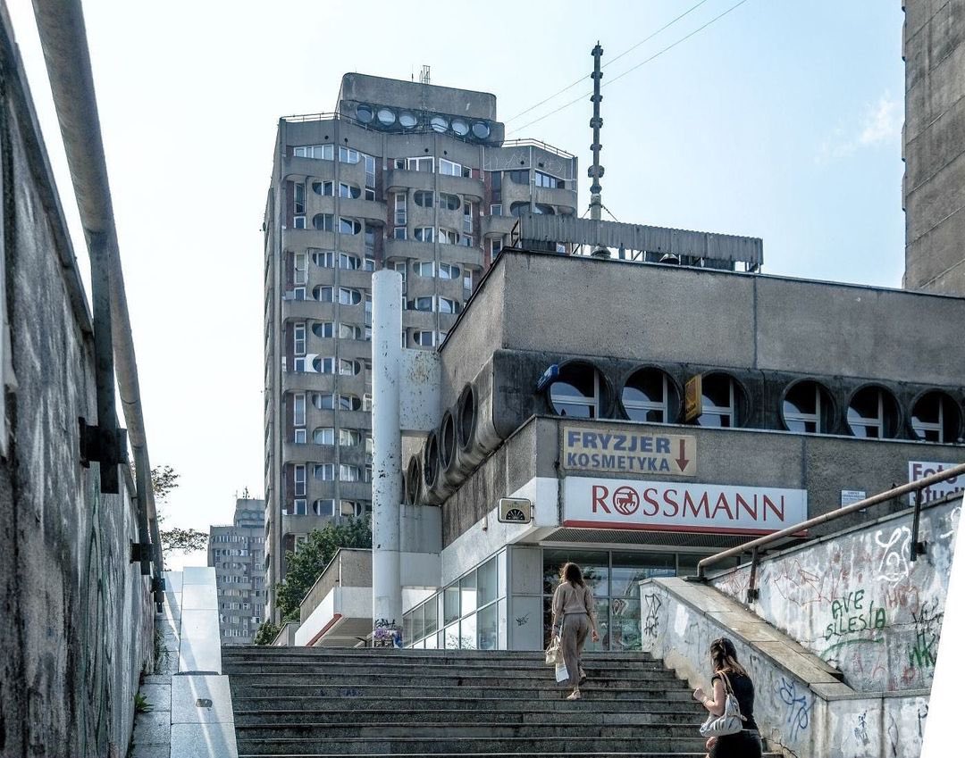 Kolejny wpis z serii „budownictwo PRLu naprawdę da się lubić”, czyli wrocławski Manhattan. Genialnie zaprojektowany układ bloków, nieszablonowa architektura, pawilony usługowe rodem z brutalistycznej Japonii. Chrońmy takie miejsca, to nasze dziedzictwo narodowe!