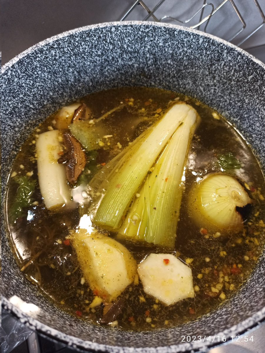 MartaPawowicz1's tweet image. Pytanie 🙋
Do smakoszy rozsolu 😂 🍲
Co dodajecie oprócz tradycyjnych warzyw typu #marchew #seler #pietruszka #por #cebula 🤔 ❓

U mnie dodatkowo #grzybysuszone #pasternak #kocankawłoska #czosnek

Pozdrawiam ☺ i smacznego 😋