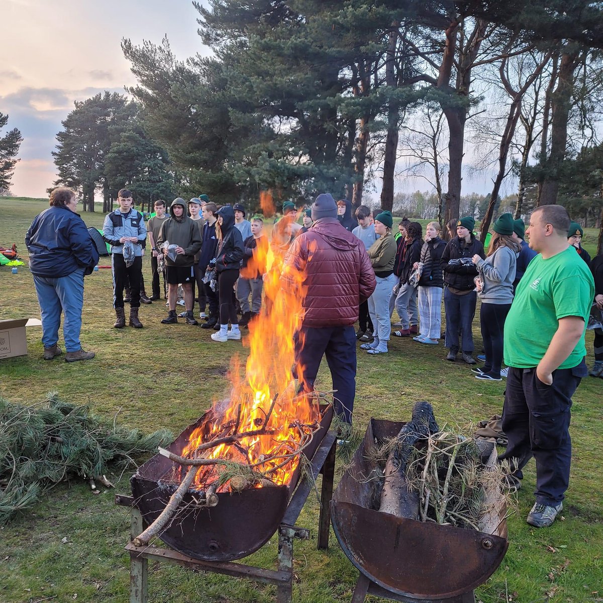 7Bde_dofe's tweet photo. Cadets gathering around the fire pit after being issued their @Lincs_ACF  T shirts and woolly hats added with a piece of lemon sponge cake @ACFADofE @ArmyCadetsUK @east_mids_rfca @StuWilliams_ @LtColSmales @ColCadetsACF https://t.co/s27zNXoQCE