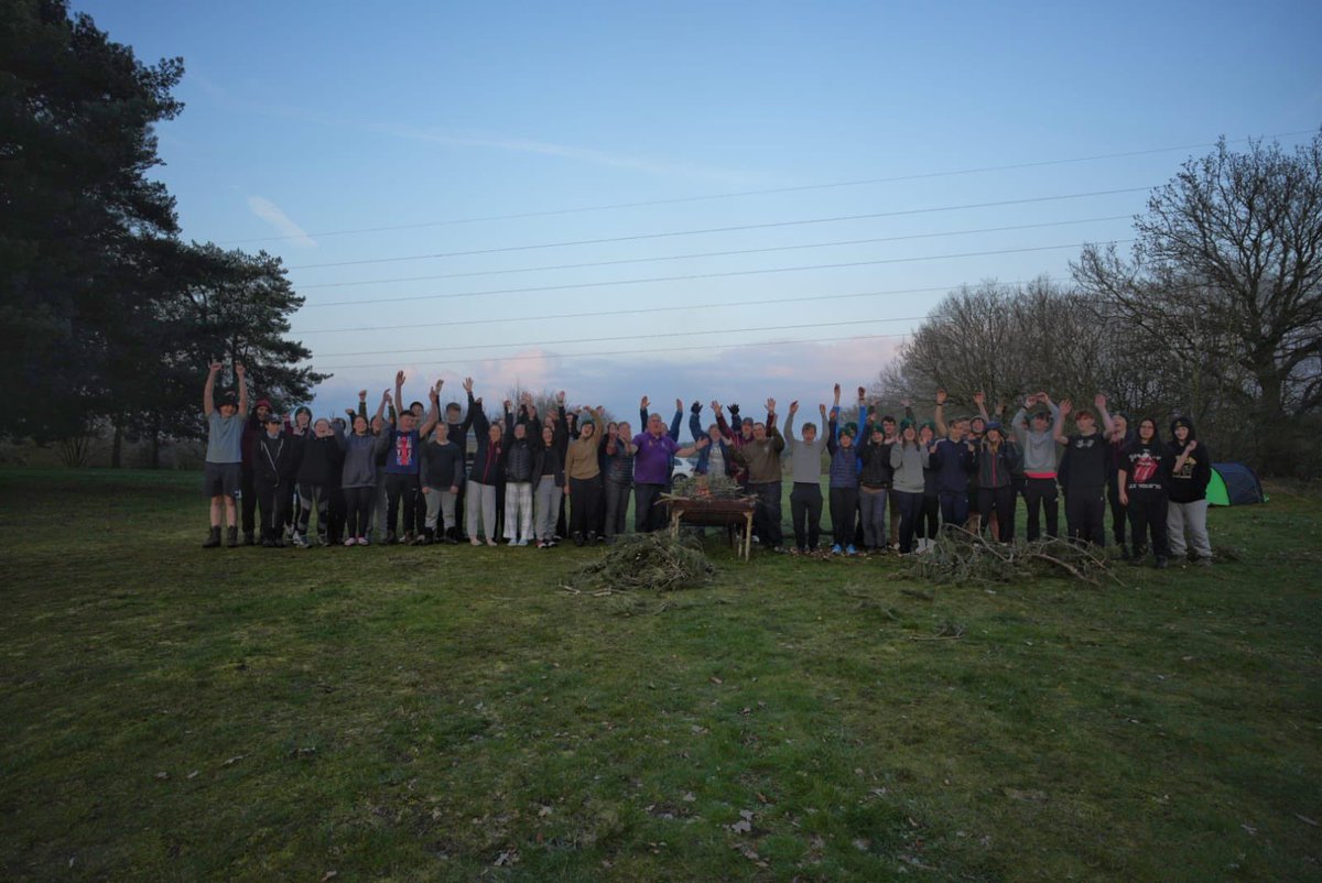 7Bde_dofe's tweet photo. Cadets gathering around the fire pit after being issued their @Lincs_ACF  T shirts and woolly hats added with a piece of lemon sponge cake @ACFADofE @ArmyCadetsUK @east_mids_rfca @StuWilliams_ @LtColSmales @ColCadetsACF https://t.co/s27zNXoQCE