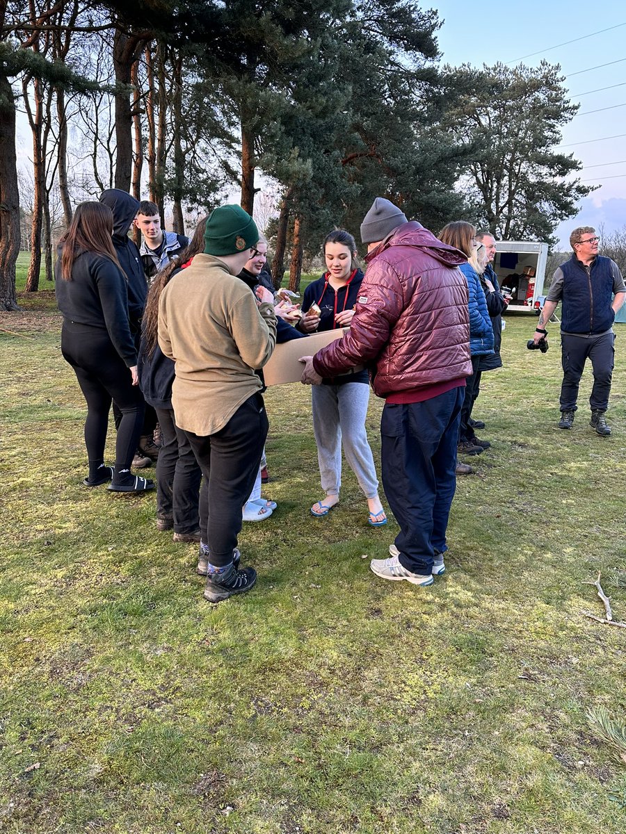 7Bde_dofe's tweet photo. Cadets gathering around the fire pit after being issued their @Lincs_ACF  T shirts and woolly hats added with a piece of lemon sponge cake @ACFADofE @ArmyCadetsUK @east_mids_rfca @StuWilliams_ @LtColSmales @ColCadetsACF https://t.co/s27zNXoQCE