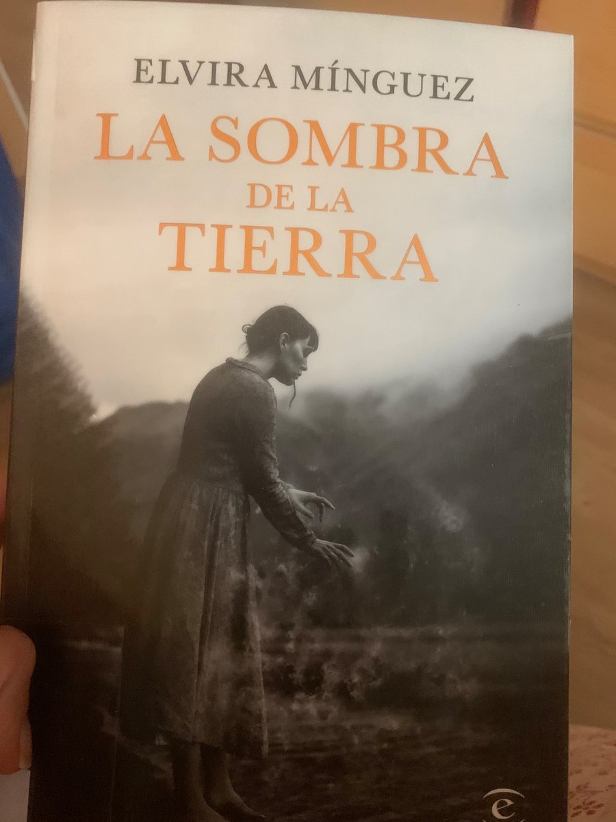 #lasombradelatierra una novel·la de la españa rural de finals de segle XIX, on es succeixen odis i rancúnies de generacions passades, amb dones molt fortes. Drama rural. @elviraminguezpe @editorialespasa
