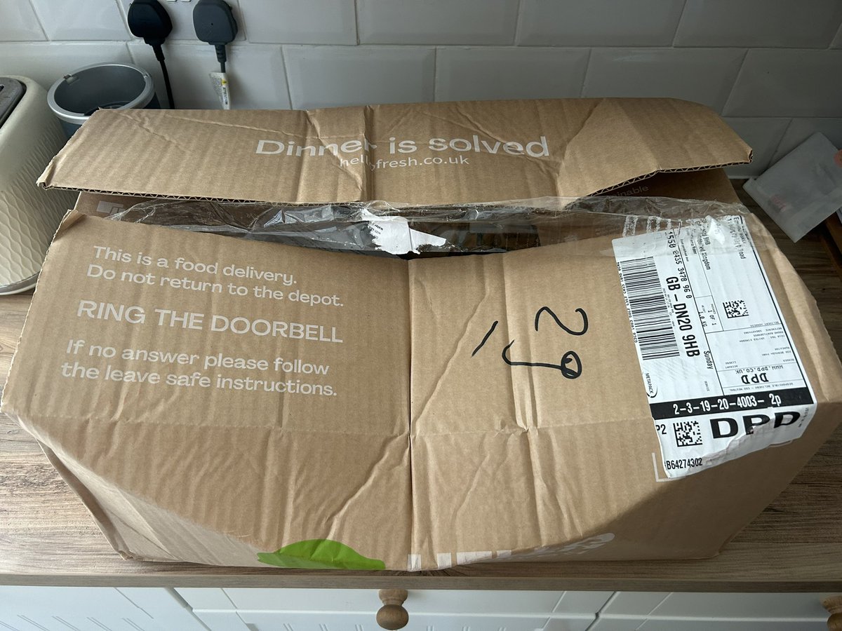 emmabakerrr's tweet photo. @HelloFreshUK this is how this box turned up today also with the fresh bag open. I know it’s the delivery issue but really! I have tried to contact via your website but no luck! https://t.co/sOUeqhnNPn