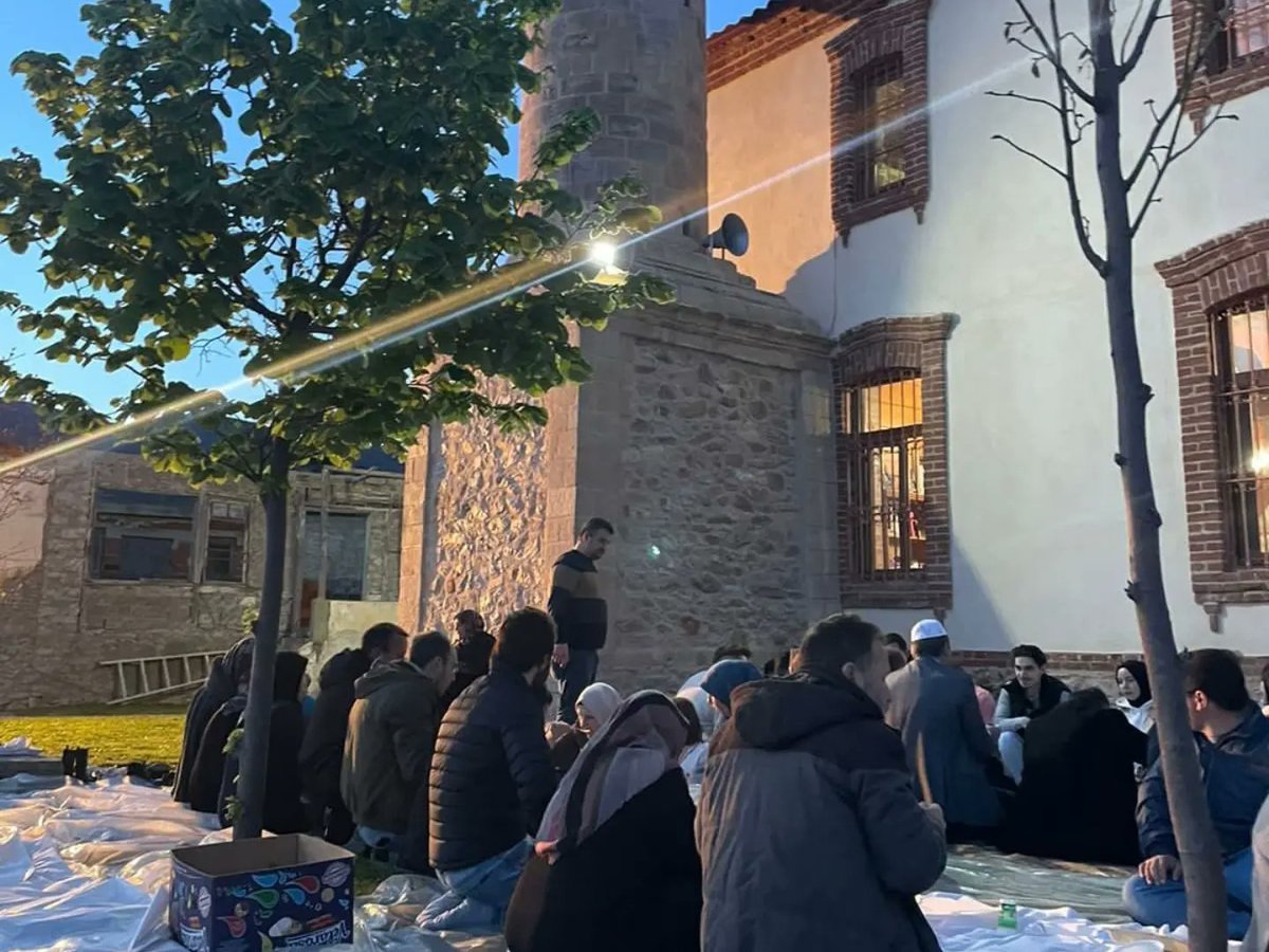 EdirneBatob's tweet photo. BATÖB iftarlarının ikincisinde İskeçe’deydik 🌙

Fecirli (Fıçıllı) Köyü Camiinde gerçekleşen iftarımızda aynı sofrada birleşip hep beraber oruç açmanın sevincini yaşadık. Birlik, beraberlik ve kardeşlik için verilen emek ve gösterilen ilgi hem tüm akşamın özeti, hem de amacıydı. https://t.co/WehR0plk5Z