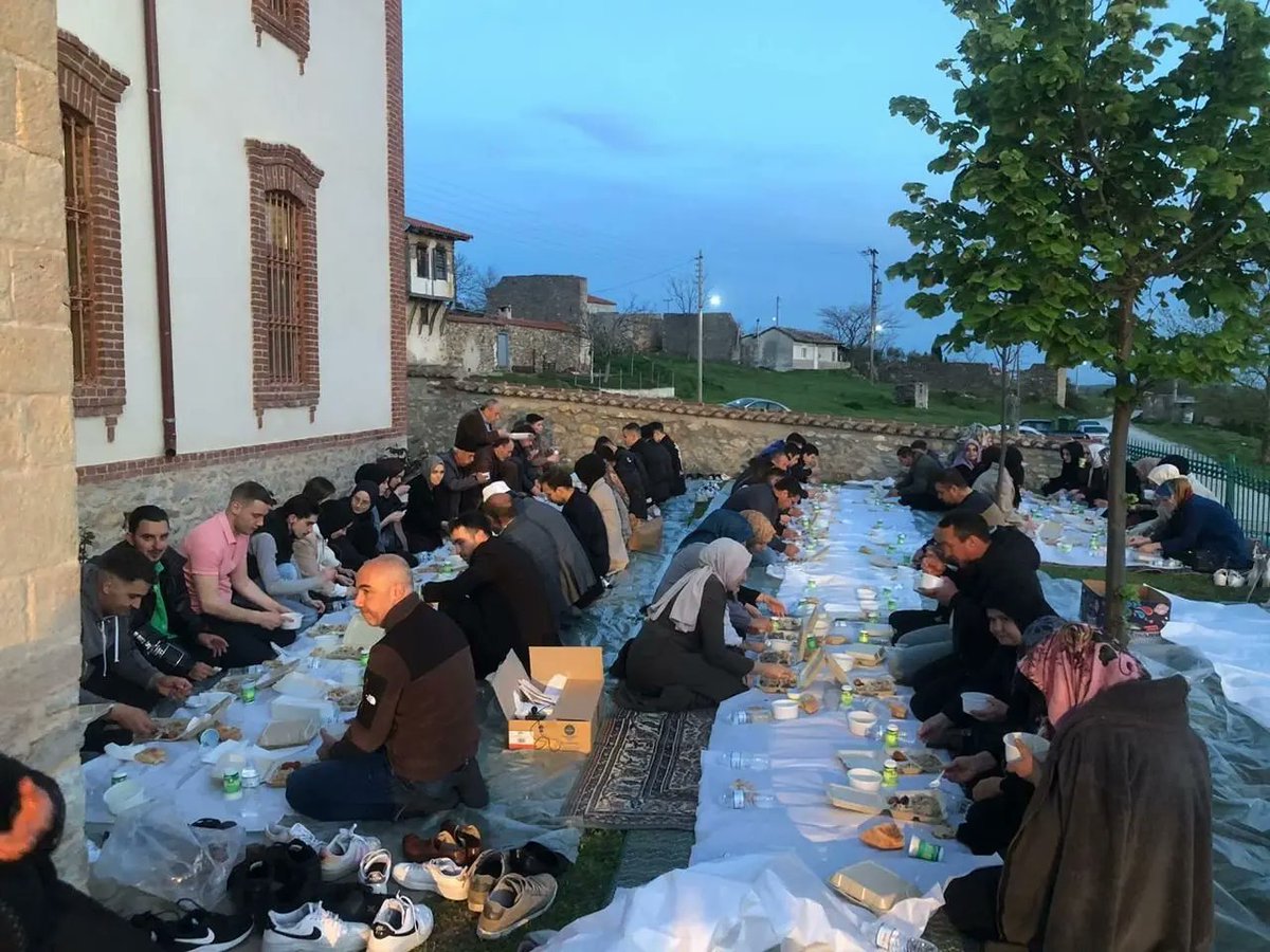 EdirneBatob's tweet photo. BATÖB iftarlarının ikincisinde İskeçe’deydik 🌙

Fecirli (Fıçıllı) Köyü Camiinde gerçekleşen iftarımızda aynı sofrada birleşip hep beraber oruç açmanın sevincini yaşadık. Birlik, beraberlik ve kardeşlik için verilen emek ve gösterilen ilgi hem tüm akşamın özeti, hem de amacıydı. https://t.co/WehR0plk5Z