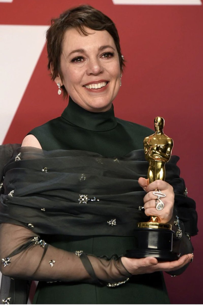 Bir önceki tweetimde detaylarını verdiğim depremzedeler için yapılan konser etkinliğinin özel bir bölümü olan Olivia Colman’ın Nazım Hikmet okuduğu anları paylaşmak istedim. Önce Colman’dan başlayalım, pazar okuması gibi olsun..