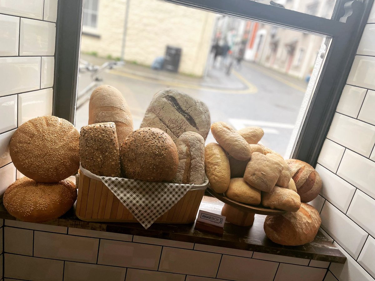 My_BakeBox's tweet photo. ▪️ On a cloudy day, what better way to brighten up your mood than with a visit to your favorite bakery shop❔❓❔
#delicious #yummy #doughnuts #cakes #rolls #bread #bake #galway #ireland #bakebox #welcome #instagram #picoftheday
#mood https://t.co/wx6qSCo1tA