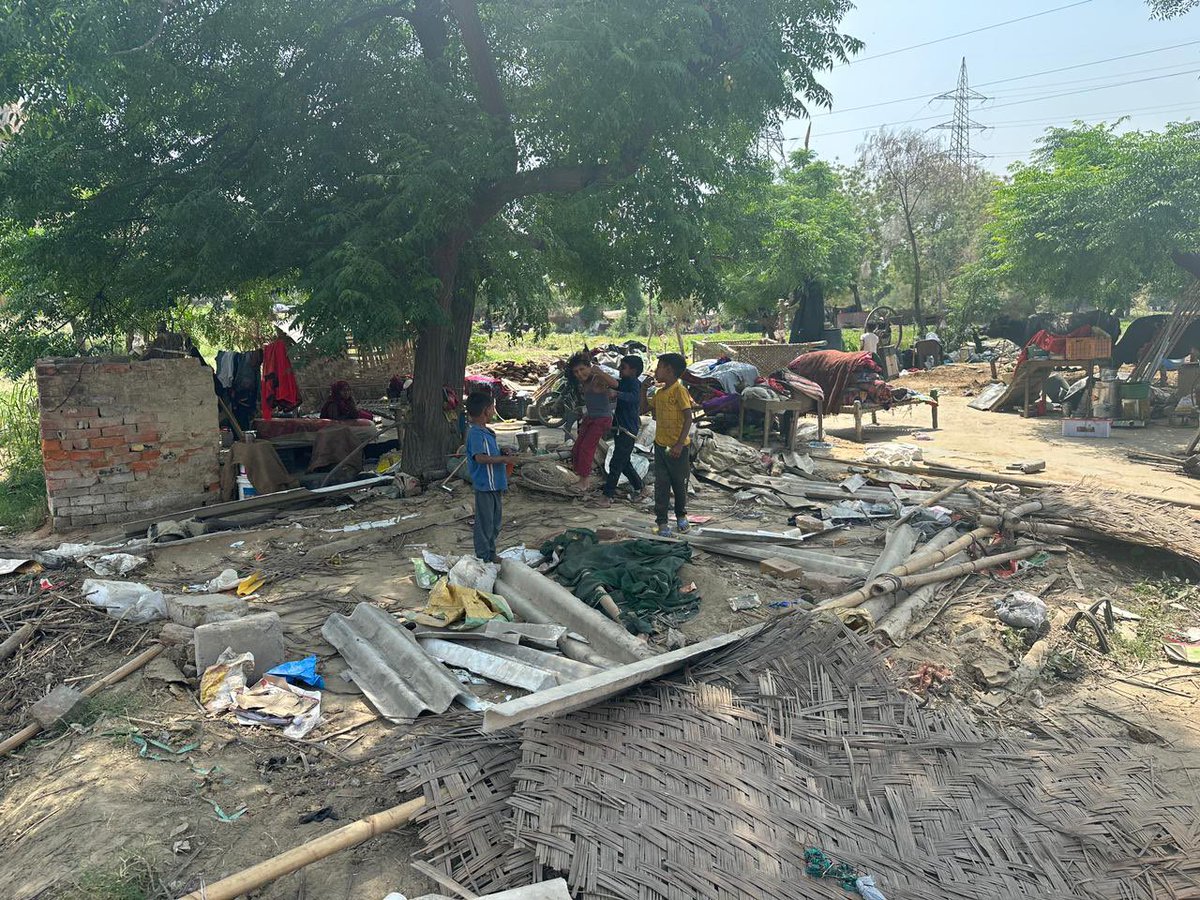wwcngo's tweet photo. 🚨PLEASE READ🚨
our slum in sector 76 noida where we’ve worked for 3 years has completely been DEMOLISHED by the authorities WITHOUT PRIOR NOTICE. the people are without food, thirsty in the heatwave, without shelters and their farms raided of all food. https://t.co/thjCFLZatx