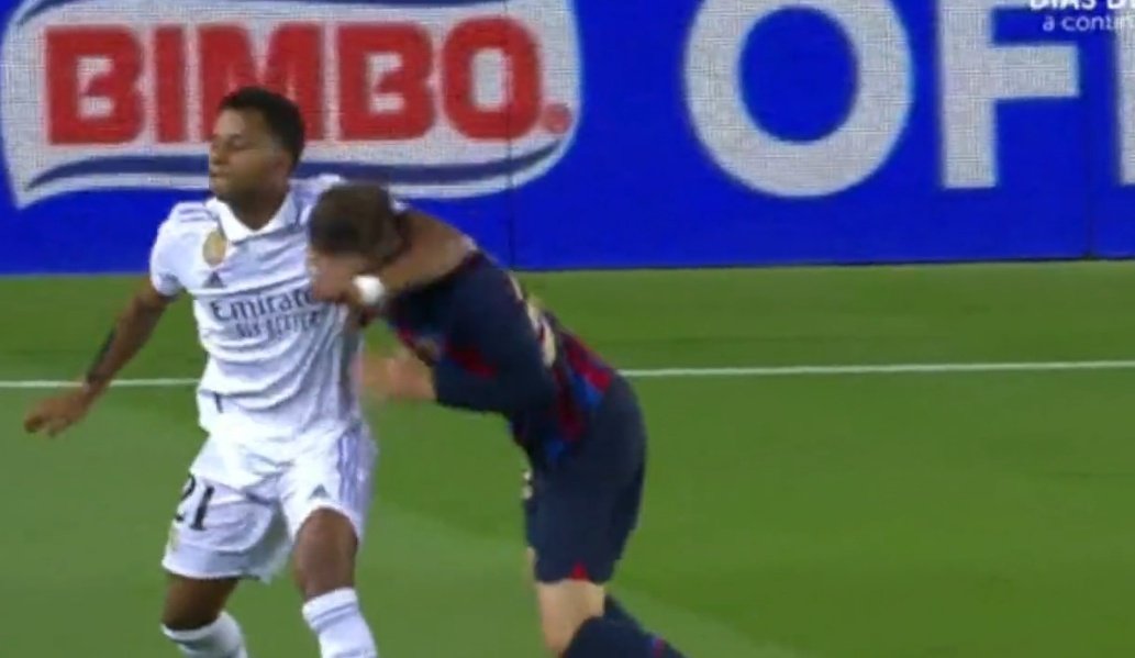 madridblaugrana's tweet photo. Rodrygo agredio ayer a un jugador del Cádiz

Rodrygo agredio a Gavi hace una semana

Rodrygo agredio a Take Kubo

En las 3 salio impune

Pero que sucio es Gavi

EL RELATO https://t.co/4xlMNNEqsa