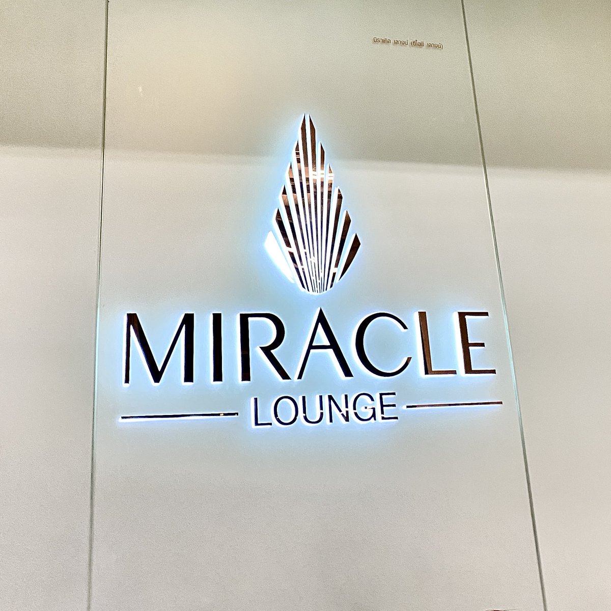nomnammss's tweet photo. วันนี้เราจะมาแนะนำเลานจ์✈️ระหว่างรอขึ้นเครื่องบินกันค้าบ💗 เลานจ์Miracle Lounge✨ ด้านในจะมีอาหารว่าง ของหวาน และเครื่องดื่ม🥂 อาหารว่างเราแนะนำเป็นเกี๊ยวน้ำค้าบ🥟 ตรงที่สั่งจะมีก๋วยเตี๋ยวไก่กับข้าวมันไก่ด้วย🎀 อร่อยทุกอย่างเลย🫶🏻 #รีวิว #miraclelounge #nomnamms https://t.co/VcAsGwx1nJ