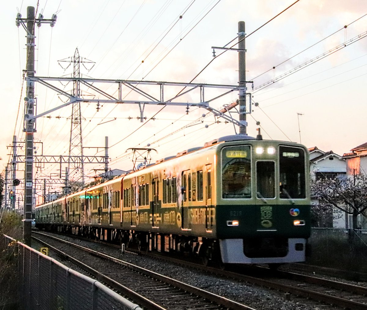 SI53785289's tweet photo. 阪神電鉄8000系甲子園球場100周年記念ラッピング車両。 https://t.co/V7dqjOlh6L