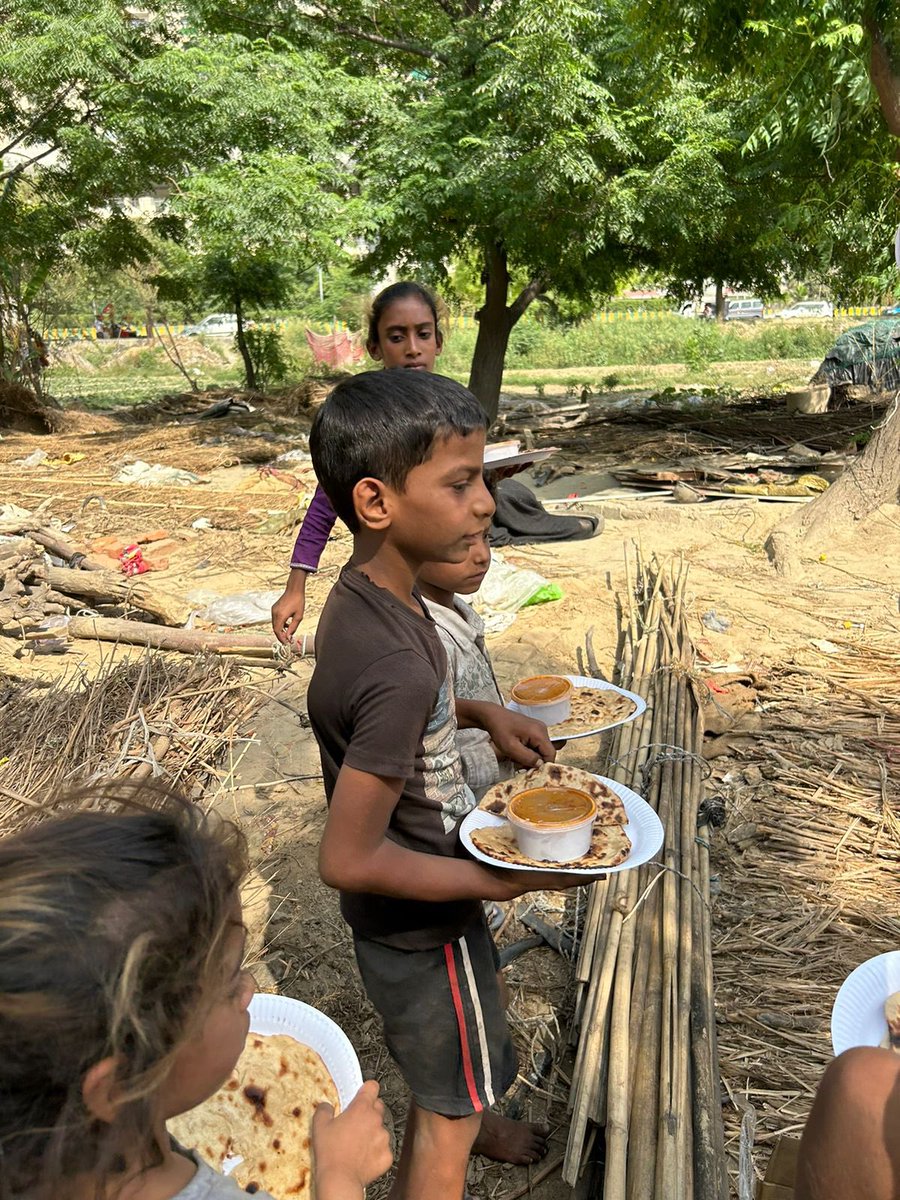 wwcngo's tweet photo. WWC in ON GROUND providing food and water, but we need YOUR support 🚨🚨🚨 No amount is small, help us in making sure that everyone sleeps with a meal and water. DONATE FOR THE CAUSE 🚨🚨 https://t.co/RGhDm8kxsE